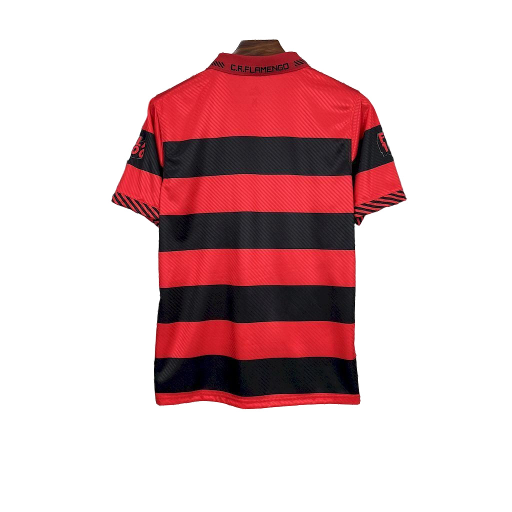 Parte de trás da Camisa Flamengo Lifestyle Retrô 2025 mostrando o corte retrô e acabamento premium