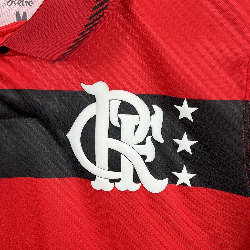 Close no escudo bordado do Flamengo na Camisa Lifestyle Retrô 2025, destacando o acabamento de alta qualidade