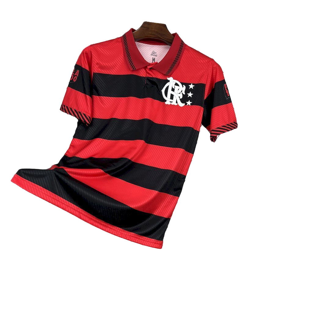 Camisa Flamengo Lifestyle Retrô 2025 vista de frente, com design clássico em vermelho e preto e detalhes vintage