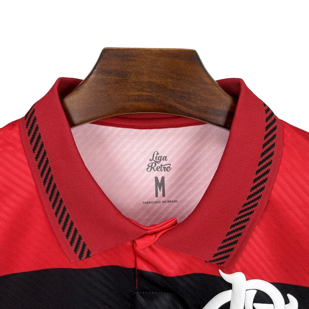 Detalhe da gola e textura do tecido da Camisa Flamengo Lifestyle Retrô 2025, com estilo vintage e toque confortável.
