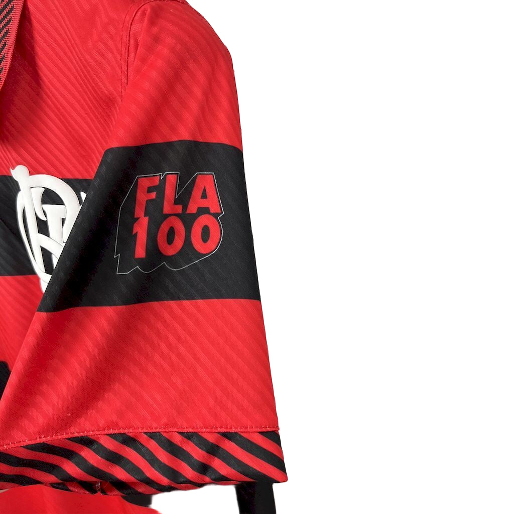 Detalhe da manga direita da Camisa Flamengo Lifestyle Retrô 2025 com acabamento clássico