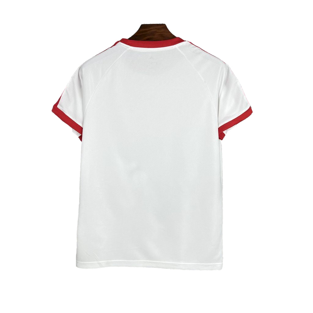 "Parte de trás da camisa Flamengo retrô 1981 branca e vermelha com design clássico e corte vintage."