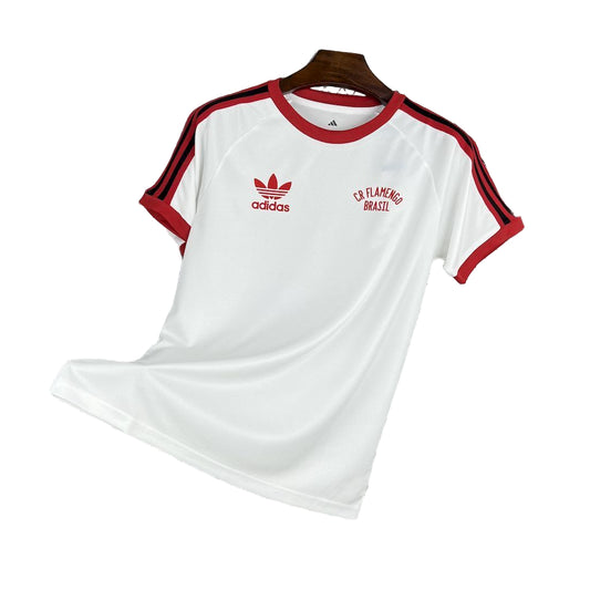 Camisa Flamengo retrô 1981 branca e vermelha vista de frente, inspirada no uniforme histórico do Clube de Regatas do Flamengo.