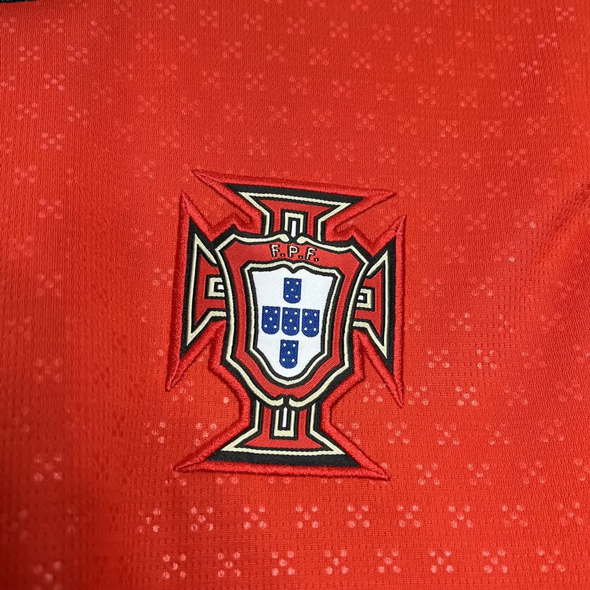 Camisola Seleção Portuguesa 25/26 vermelha com detalhes moderno