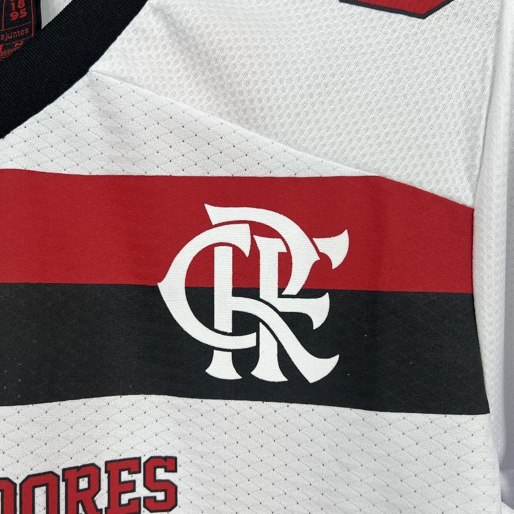 "Escudo do Clube de Regatas do Flamengo em detalhe na Basketball Jersey 2025/26."