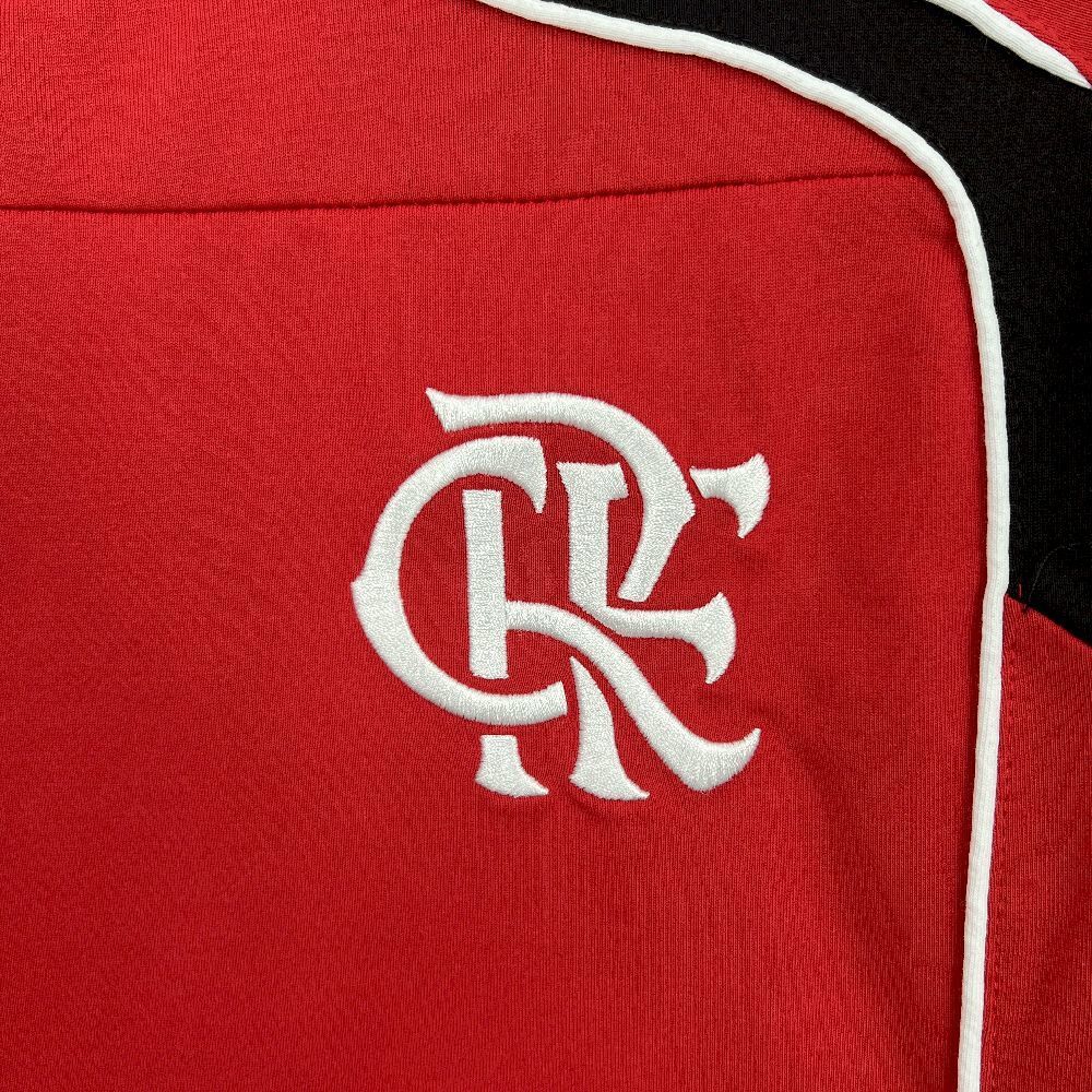 "Escudo CRF detalhado na Camiseta Flamengo 2025/26 UBP CR Jersey 7."